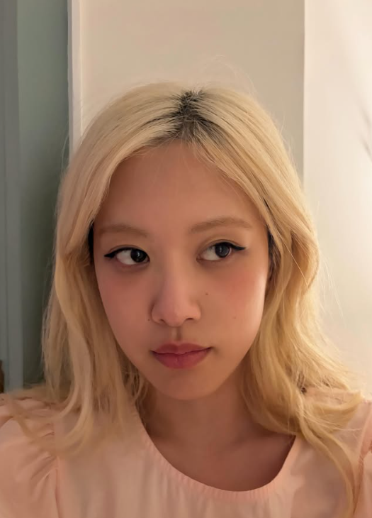 백금발 로제가 만든 독보적 아우라…탈색 머리로 힙한 감성 완성하는 방법