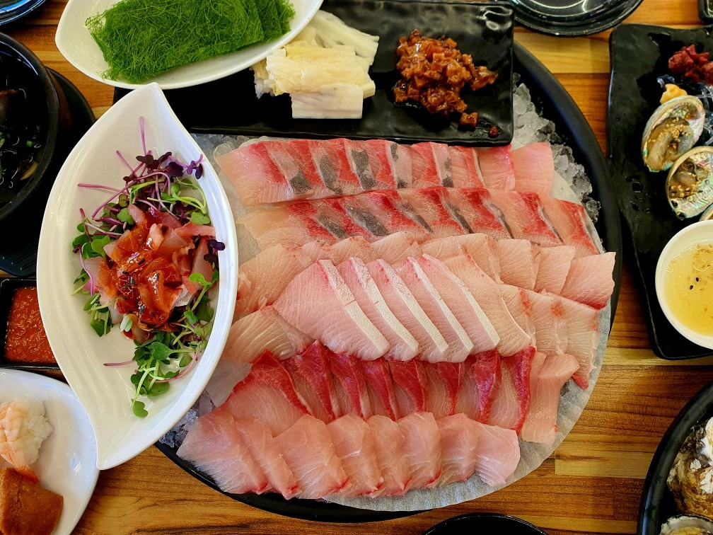 겨울 바다가 선물하는 최고의 미식, 대방어회와 굴의 계절이 왔다