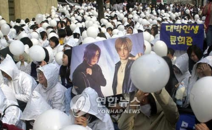 알록달록 풍선으로 물든 공연장, 그 시절 아이돌 팬덤의 추억