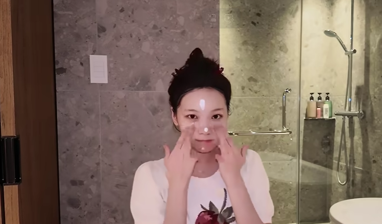 르세라핌 김채원이 직접 공개한 "깐달걀 피부" 스킨케어 5단계