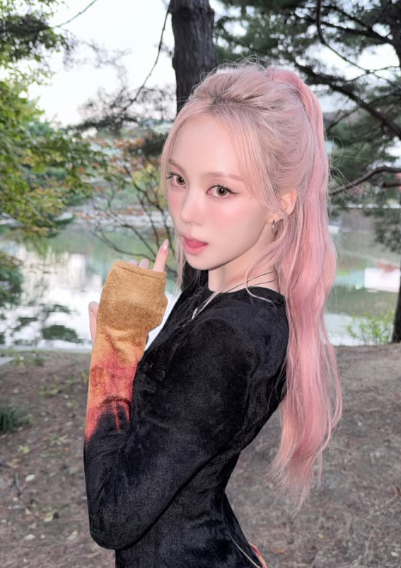 "파스텔 핑크로 완성한 반전 매력" 미야오 나린, 강렬한 카리스마 속 숨겨진 인형 비주얼