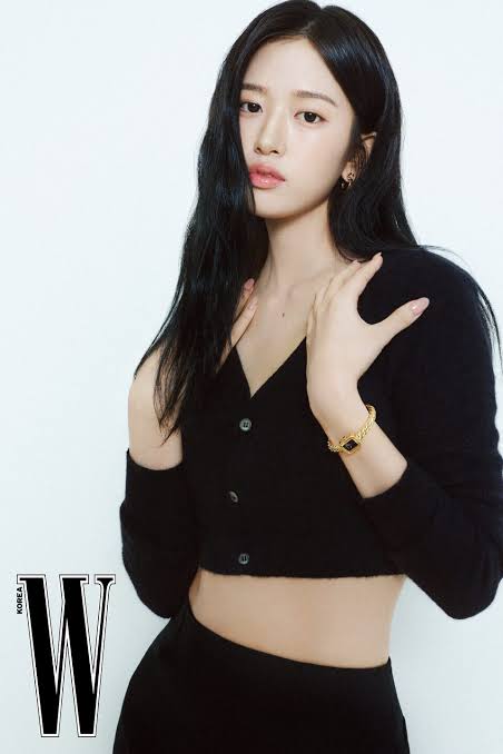 안유진, 화려한 무대 의상 벗고 샤넬 화보 속 미니멀 패션으로 새로운 매력 발산